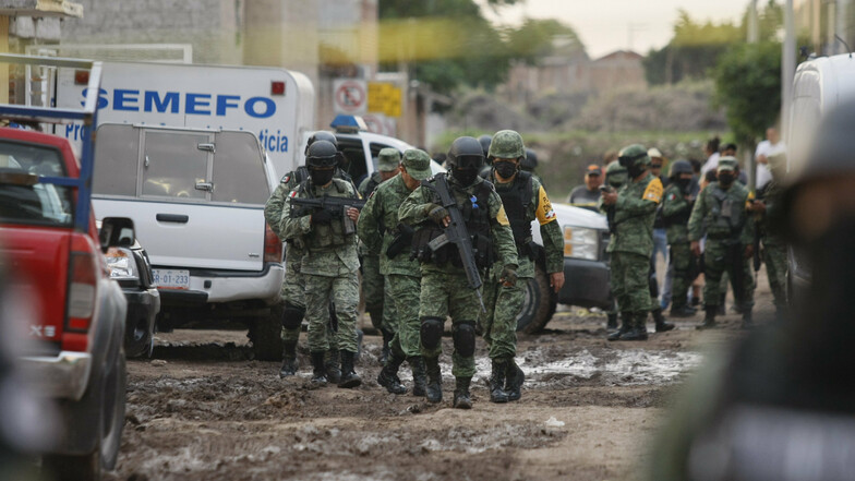 Die Nationalgarde ist vor einer Suchttherapie-Einrichtung in  Irapuato im Einsatz. Hier wurden zuvor mehr als 20 Menschen erschossen.