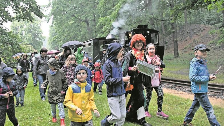 Die Märchenhexe begibt sich am Freitagabend mit den Kindern auf die Suche nach dem Schlüssel für die Schatzkiste in den Bergpark von Bad Muskau.
