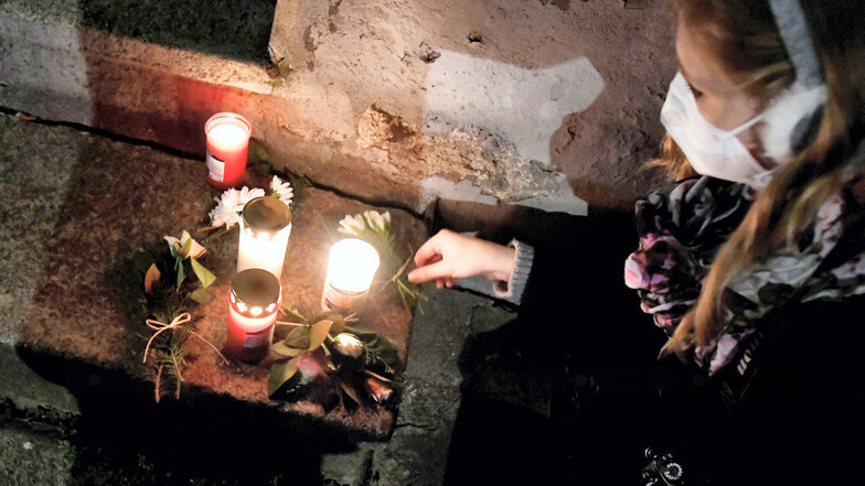 Am Mittwoch gedachten Weißwasseraner mit Worten, Kerzen und Blumen einstiger jüdischer Mitbürger