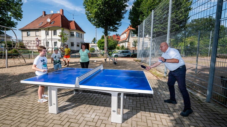 Zur Einweihung der Tischplatte spielte Bürgermeister Steffen Ernst mit Billy-Joe einen Satz.