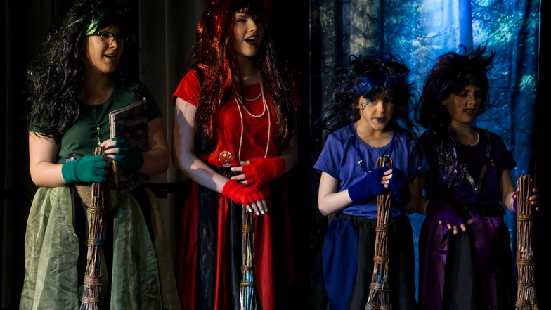 Die kleinen Hexen der Kindergruppe der Spielbühne Großenhain eröffnen am Sonnabend um 18 Uhr im Kulturschloss die Kulturnacht.