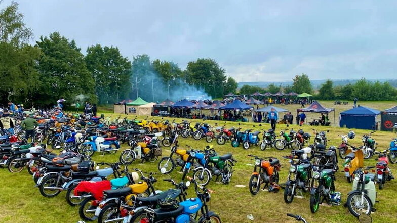 So sah es beim Simson-Treffen im vergangenen Jahr auf dem Gelände des Sportplatzes in Lichtenberg aus. Über 500 Fahrer waren mit ihren Mopeds angereist. Mindestens genau so viele werden an diesem Sonnabend erwartet.