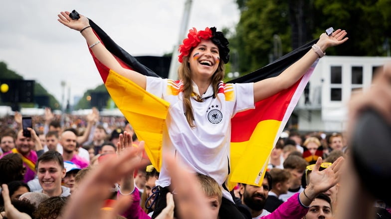 Werden Deutschlands Fußball-Fans am Freitagabend wieder jubeln können? Tolle Stimmung verspricht Public Viewing allemal.