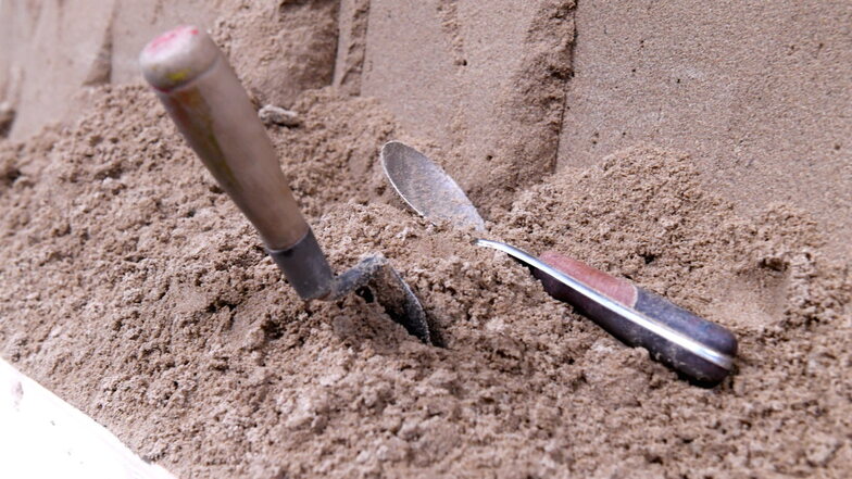 Aus der Werkzeugkiste eines Sandschnitzers. Auch der profane Esslöffel kann gute Dienste leisten.