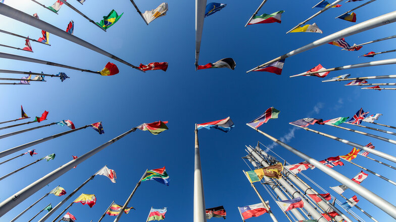 In Leipzig wird es international. 164 Flaggen wehen vor der Messe, wo sich vom 5. bis 8. Februar über 1300 Aussteller aus 31 Ländern auf den beiden Fachmessen Intec und Z präsentieren.