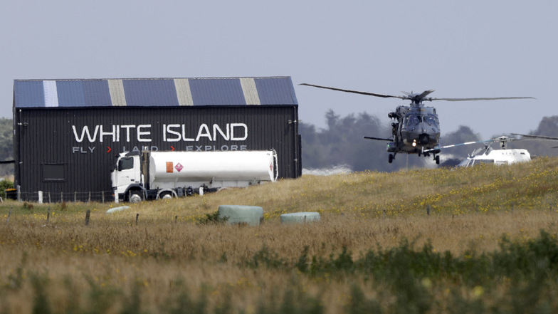Ein Marinehubschrauber kehrt im Rahmen der Bergungsaktion der Opfer zum Whakatane Airport zurück.