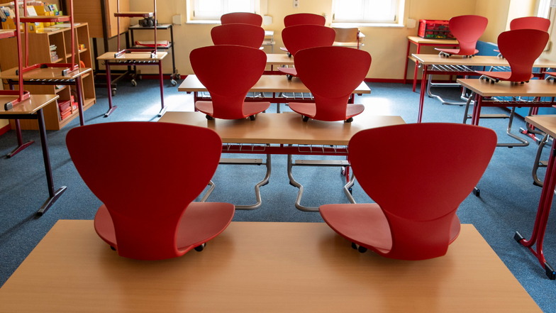 Mit neuen Möbeln – wie auf diesem Archivbild – werden Unterrichtsräume, Lehrerzimmer und Lagerräume in der Grundschule auf dem Questenberg ausgestattet.