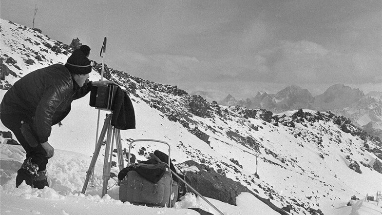 Jörg Schöner fotografiert 1976 auf dem Elbrus, dem höchsten Berg des Kaukasusgebirges. Dafür stieg er rund 4000 Meter hoch. Zwei bis drei Kameras gehörten stets zu seiner Ausrüstung, dazu Rollfilme und Proviant, zusammen rund 30 Kilo schwer.