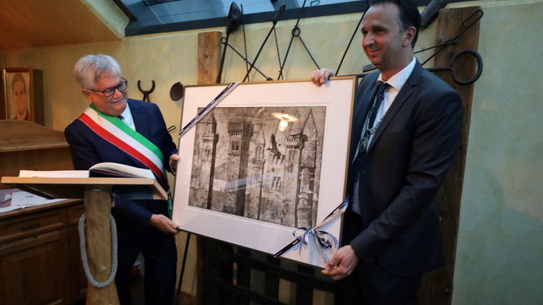 Riesas OB Marco Müller (r.) übergab Lonatos Bürgermeister Roberto Tardani am Sonntag ein Bildnis der Türme von Lonato.
