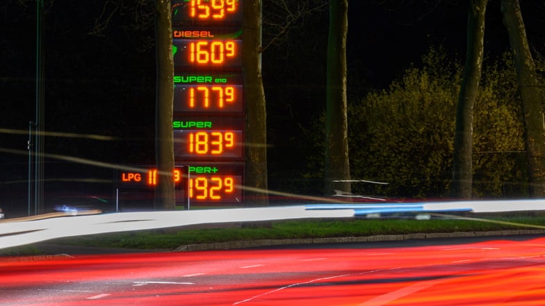 Eine Tankstelle in Dresden zeigt Anfang April ihre Preise an. Seitdem ist der Sprit teurer geworden.