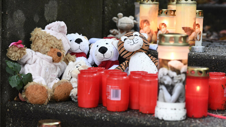 Teddys und Kerzen für die Kinder von Solingen. Ihre Mutter hatte sie getötet, anschließend wollte sie sich selbst umbringen.