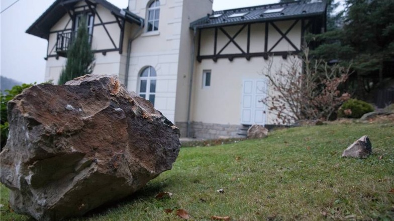 Am Montagmorgen entdeckte der Hausmeister der "Villa Marie" in Stadt Wehlen mehrere Felsbrocken auf dem Grundstück.