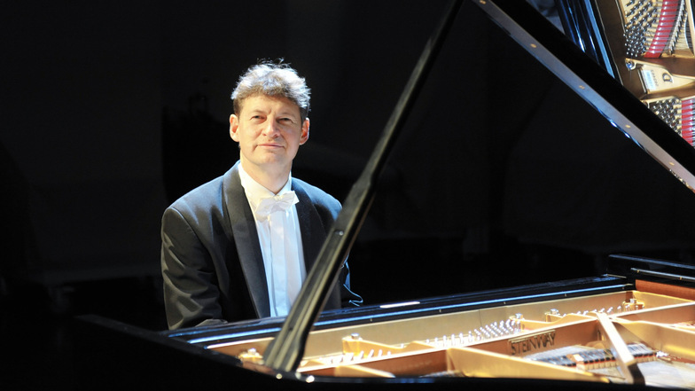Holger Miersch ist Pianist, er tritt mit der Elbland Philharmonie auf und gastierte schon in vielen Ländern.