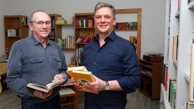 Jan Kaboth (rechts) und Steffen Gärtner haben die Büchertauschbörse eingerichtet. Im Wittgendorfer Dorfgemeinschaftshaus gibt es aber noch viel mehr.