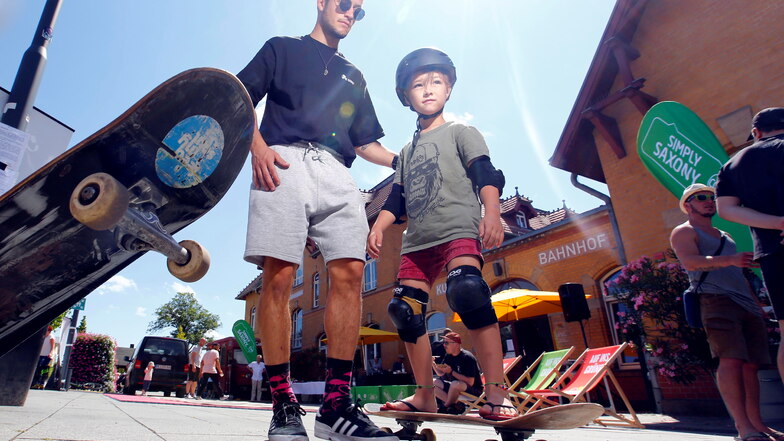 Gar nicht so einfach: Der sechsjährige Anselm aus Radebeul versuchte sich zum ersten Mal unter der fachkundigen Anleitung von Rick-Marvin Hoffmann auf einem Skateboard.