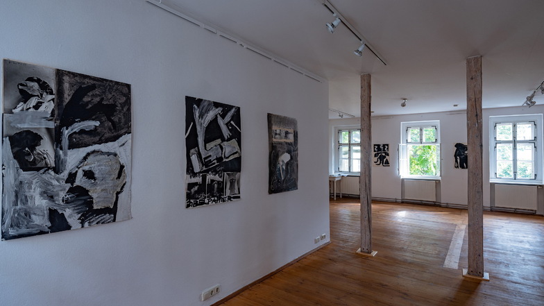 Blick in die : Ausstellung "Nonkonform" mit Arbeiten von Klaus Hähner-Springmühl und Erich Wolfgang Hartzsch im Kunsthaus Raskolnikow in Dresden.
