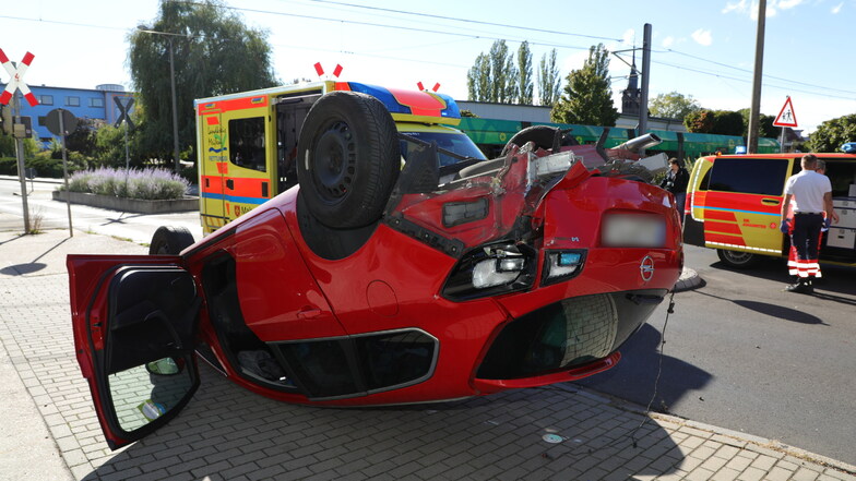 Ein Opel landete am Sonntagnachmittag in Coswig auf dem Dach, nachdem er mit einer Straßenbahn kollidiert war.
