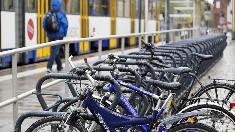 Fahrradständer werden an vielen Orten in der Stadt zur Verfügung gestellt – so wie hier vor dem Bahnhof. Auch fürs Innere des Bahnhofs gibt es Pläne.