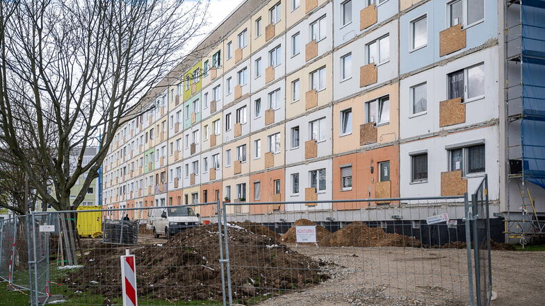 Die Häuser Am Wiesengrund 15 bis 43 – jeweils die ungeraden Hausnummern – in Königshufen erhalten dieses Jahr neue Balkone.