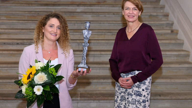 Women's-Award-Gewinnerin Louisa Fay (l), mit Elke Büdenbender, Schirmherrin und Ehefrau von Bundespräsident Steinmeier.
