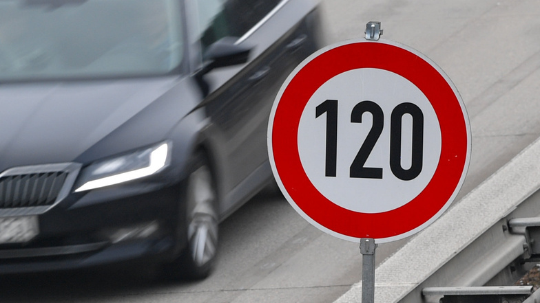 Trotz erlaubter Höchstgeschwindigkeit von 120 Stundenkilometern war ein Auto über 200 km/h schnell.