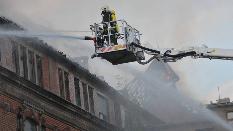 Feuerwehrleute versuchten vor allem, das Übergreifen der Flammen auf andere Gebäude zu verhindern.