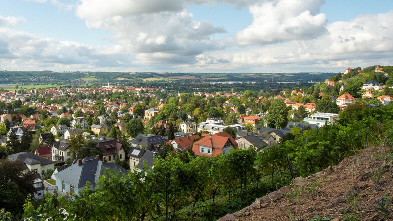 Zu Füßen der Weinberge am Elbhang liegt Radebeul. Beim Städtevergleich spielen unter anderem die Entwicklung der Einwohnerzahl und die Anzahl der Wohnhäuser und Wohnungen eine Rolle.
