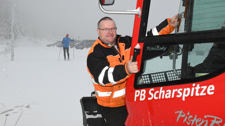 Bauhof-Mitarbeiter Uwe Franke am Dienstag bei Zinnwald unterwegs mit dem Loipenbully.