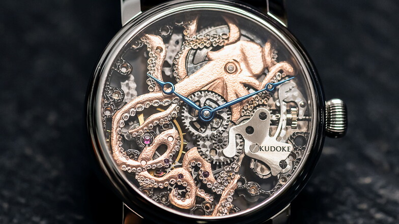 Beim Modell „ Kudoktopus“ räkeln sich zum Beispiel die Tentakel meisterlich um Räderwerk und Assortiment. Diese Uhr kostet 8.640 Euro.