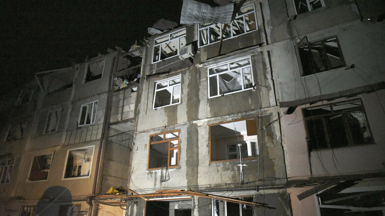 Blick auf ein Wohnhaus in Stepanakert (Aserbaidschan), welches bei jüngsten Kämpfen in der Konfliktregion Berg-Karabach beschädigt wurde.