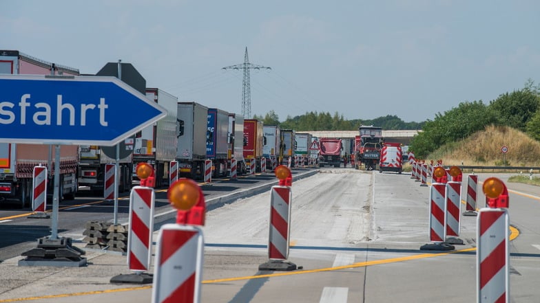 Stau auf der Autobahn am Dreieck Dresden-West. Wie in den Vorjahren werden Autofahrer auch diesen Sommer mit Verzögerungen wegen Bauarbeiten rechnen müssen. Vier Autobahnen sind betroffen.