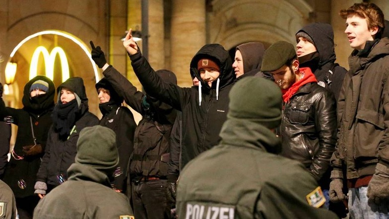 Polizisten haben Gegner des Pegida-Marsches umstellt, um die Demonstrationszüge zu trennen. Insgesamt waren nach Polizeiangaben 1.200 Menschen dem Aufruf von "Dresden nazifrei" gefolgt.