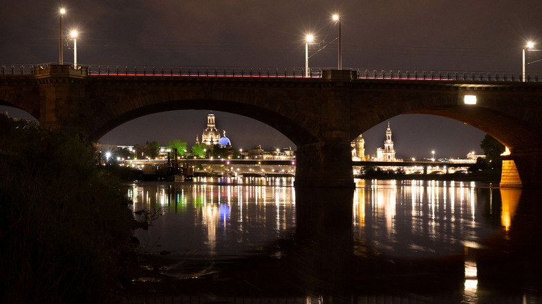 Diesen Anblick bietet derzeit die Albertbrücke in Dresden: Die Sandsteinflächen an den Bögen bleiben nachts dunkel, da die Stadt Energie sparen will. Außerdem hatte es Defekte an den Steuerteilen der 62 LED-Strahler gegeben.