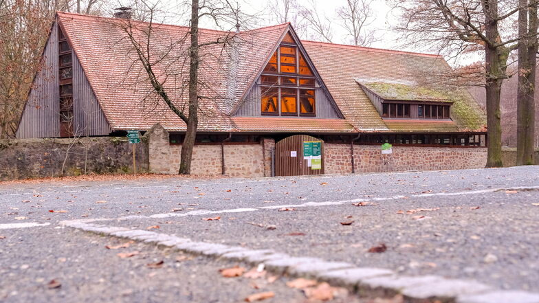 Das Eingangsgebäude des Wildgeheges in Moritzburg soll durch einen Neubau ersetzt werden. Den Bauantrag des Sachsenforstes haben die Gemeinderäte jetzt abgelehnt.