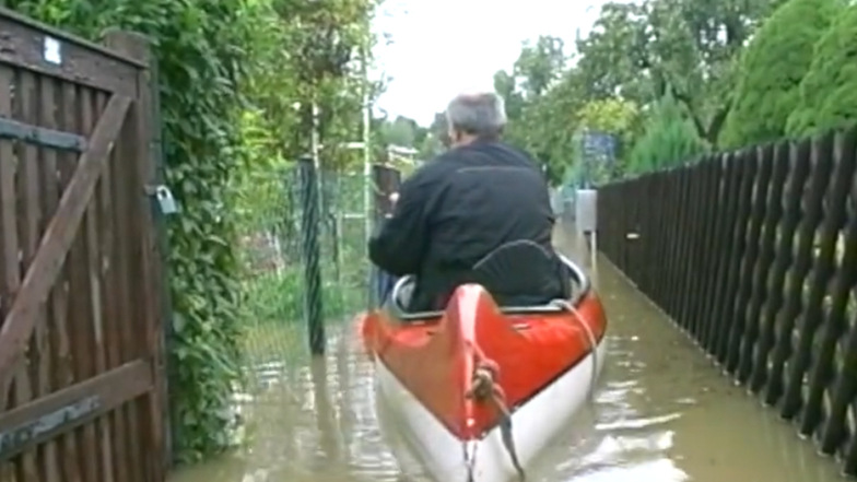 ... Kleingärtner, die in ihrer überfluteten Sparte mit dem Boot unterwegs sind, ...