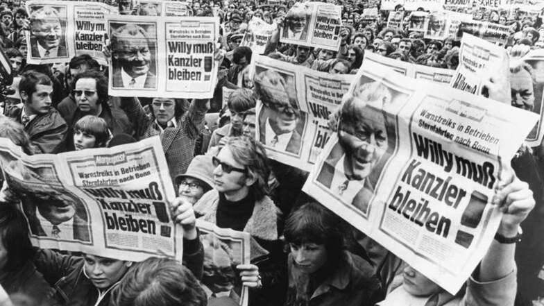 Demonstranten setzen sich am 26. April 1972 auf der Hamburger Moorweide bei einer Solidaritätskundgebung für die Regierung Brandt-Scheel ein. Einen Tag später scheiterte der Unions-Fraktionschef im Bundestag, Rainer Barzel, mit seinem Misstrauensantrag gegen Kanzler Willy Brandt.