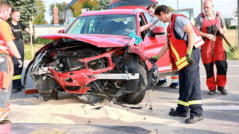 Die Insassen des BMW blieben bei dem Unfall unverletzt.