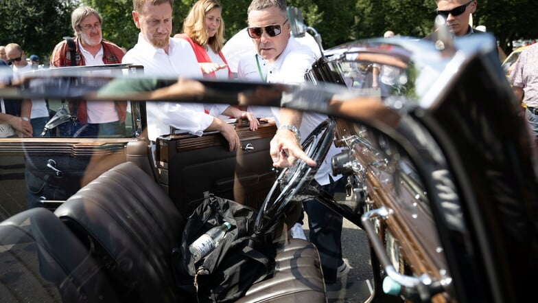 Michael Kretschmer (CDU, vorn l, Ministerpräsident von Sachsen, blickt bei der Sachsen Classic in Zwickau fin einen Horch 830 BL von 1939.