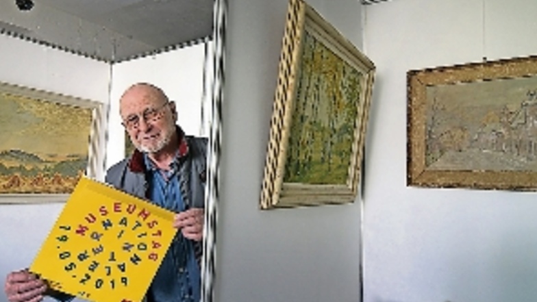 Albrecht Bergmann hält das Plakat für den Museumstag in den Händen. Dann zeigt er in Bergmanns Hof Bilder von Waldheimer Malern.