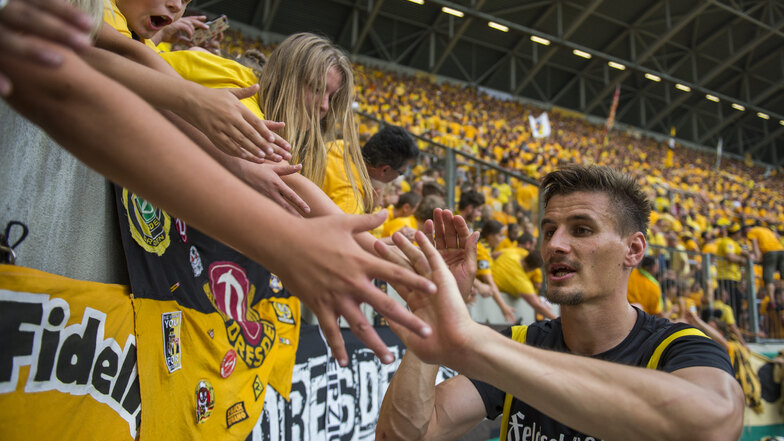 Spätestens nach seinen zwei Toren gegen das von den Dynamo-Fans abgelehnte "Produkt" RB Leipzig im DFB-Pokal im August 2016 hatten ihn die Anhänger ins Herz geschlossen. Allerdings entzogen viele Stefan Kutschke diese Zuneigung mit seinem Wechsel nach Ingolstadt.