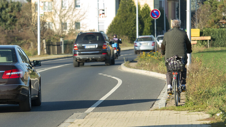 Hinter der Panzerstraße ist der Radweg an der Kötzschenbrodaer Straße zuende. Viele Radfahrer weichen auf den Rand des Feldes aus, weil sie sich offenbar auf der Straße nicht sicher fühlen.