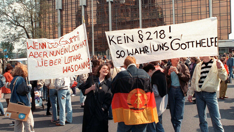Frauendemo in Ostberlin: Im wiedervereinigten Deutschland führte die Debatte um den Abtreibungsparagrafen zum west-östlichen Kulturkampf.
