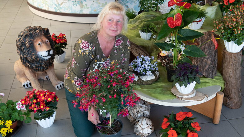 Silke Jentzsch in ihrem Großenhainer Blumenladen. Mit dem Brand des angrenzenden Wohnhauses im Juli 2022 veränderte sich ihr berufliches und privates Leben schlagartig.