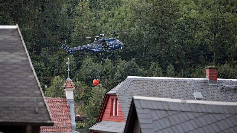 In der Elbe bei Schmilka füllt der Hubschrauber der Bundespolizei seinen Bambi Bucket auf. Bis zu 2.000 Liter können pro Wasserabwurf eingesetzt werden.