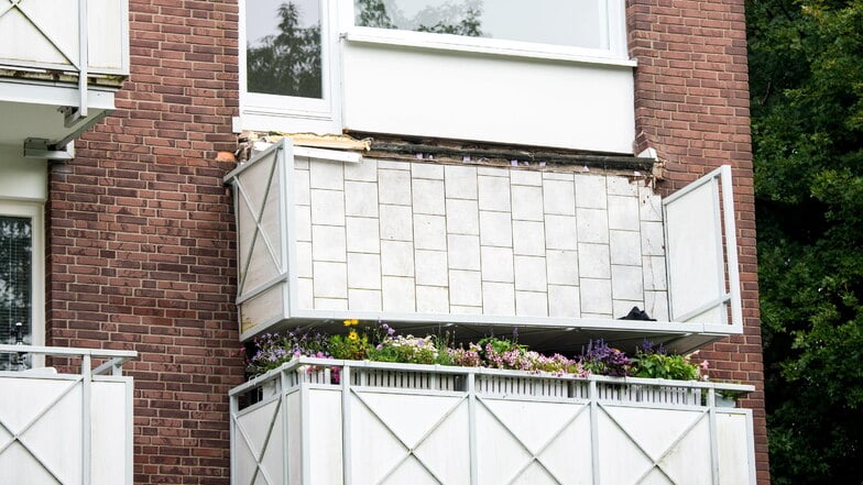 Ein abgestürzter Balkon hängt im Hamburger Stadtteil Langenhorn an einem Mehrfamilienhaus.