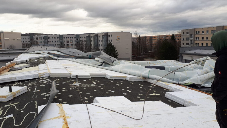 Auch das Dach der Christlichen Schule in Dresden-Großzschachwitz wurde beim Sturm stark beschädigt.