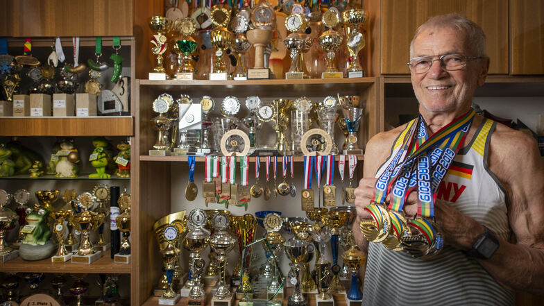 Zu Hause hat der erfolgreiche Seniorensportler und Langstreckenläufer eine Unmasse an Pokalen und Medaillen.