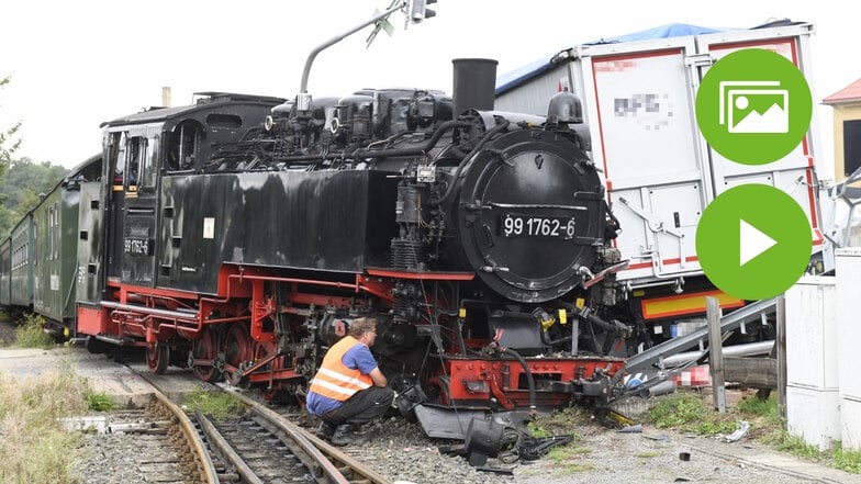 Beim Zusammenstoß zwischen Dampflok und Lkw ist die Lok am Montag in Dippoldiswalde aus dem Gleis gesprungen.