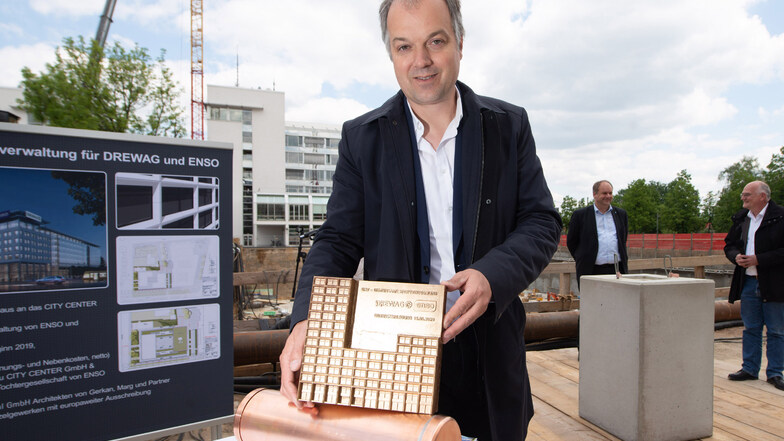 Architekt Christian Hellmund zeigt die Grundsteinplatte für den Neubau.