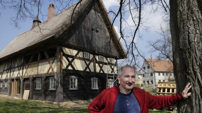 Arnd Matthes von der Stiftung Umgebindehaus steht 2019 am Hugenottenhaus in Ebersbach. Vor einem Jahr wurde das Gebäude noch saniert.